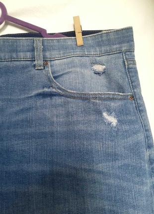 Женские рваные джинсовые бриджи, капри, шорты на заклепках с потертостями..6 фото