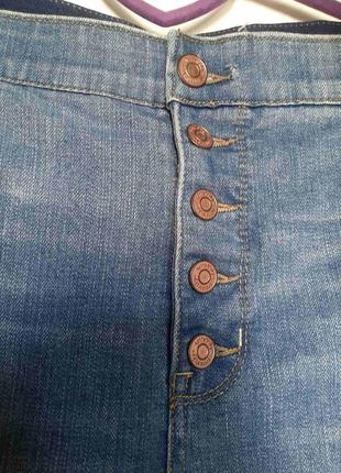 Женские рваные джинсовые бриджи, капри, шорты на заклепках с потертостями..4 фото