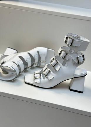 Екслюзивні босоніжки з італійської шкіри та замші жіночі на підборах с ремінцями пряжками