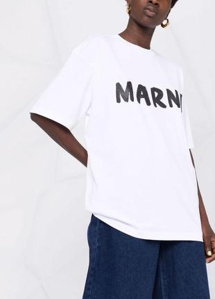 Футболка біла з написом у стилі marni рожева блакитна зелена синя жовта