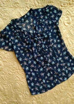 Легкая шифоновая блуза блузочка рубашка синяя в цветы с рюшкой и завязкой oodji/шифоновая синяя рубашка