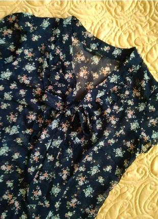 Легкая шифоновая блуза блузочка рубашка синяя в цветы с рюшкой и завязкой oodji/шифоновая синяя рубашка3 фото