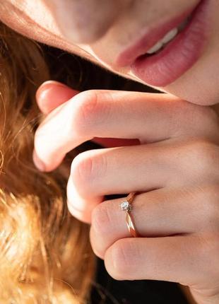 Помолвочное золотое кольцо с бриллиантом 
2119924216 фото