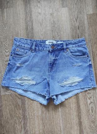 Короткие джинсовые шорты с потертостями и необработанным краем средняя посадка2 фото