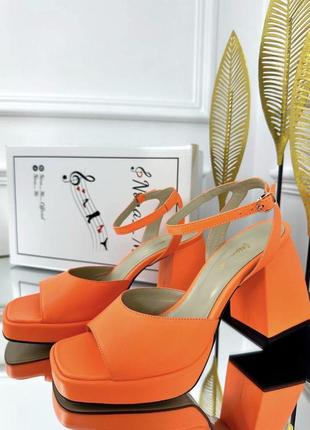 Босоножки на каблуках кожаные белые и оранжевые10 фото