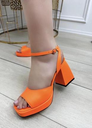 Босоножки на каблуках кожаные белые и оранжевые4 фото