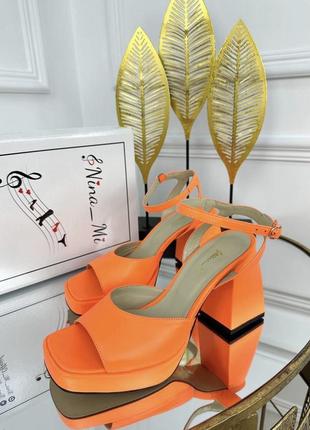 Босоножки на каблуках кожаные белые и оранжевые7 фото