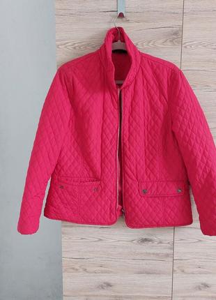 Красная курточка куртка прошивка легкая весенняя внутренние карманы кармана легкий карман.