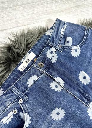Звужені донизу джинси з квітковим принтом4 фото