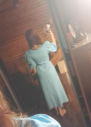 Длинное голубое платье на запах3 фото