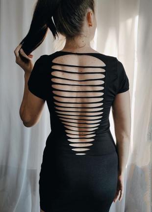 Эффектное платье черное с открытой спиной и коротким рукавом платье мини по фигуре1 фото