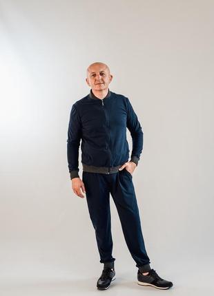 Чоловічий спортивний костюм