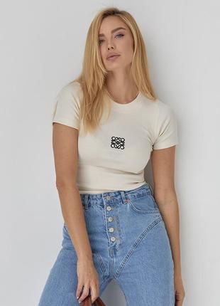 Женская приталенная футболка в рубчик с вышивкой