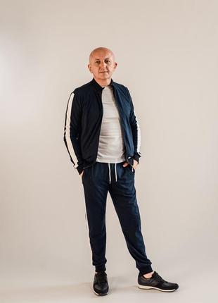 Чоловічий спортивний костюм