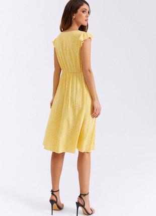 Летнее желтое платье до колена с цветочным принтом2 фото