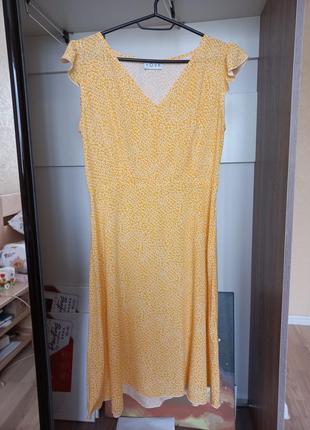 Летнее желтое платье до колена с цветочным принтом4 фото
