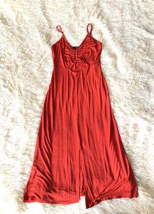 Сукня з розрізом декольте облягаюча міді