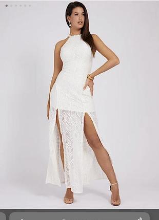 Женское платье отжима бренда guess.