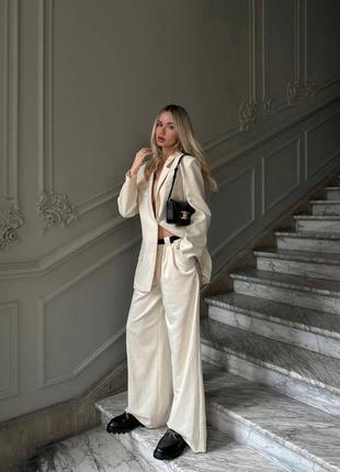 Женский брючный костюм бежевого цвета