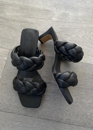Плетенные босоножки на невысоком каблуке. черные босоножки на каблуке. летние босоножки. летние открытые туфли2 фото