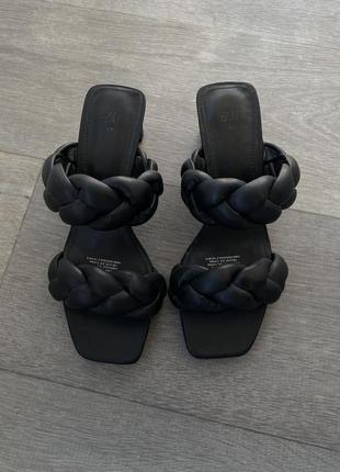 Плетенные босоножки на невысоком каблуке. черные босоножки на каблуке. летние босоножки. летние открытые туфли1 фото