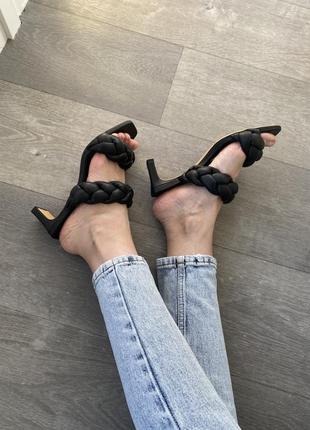 Плетенные босоножки на невысоком каблуке. черные босоножки на каблуке. летние босоножки. летние открытые туфли6 фото