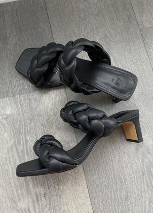 Плетенные босоножки на невысоком каблуке. черные босоножки на каблуке. летние босоножки. летние открытые туфли9 фото