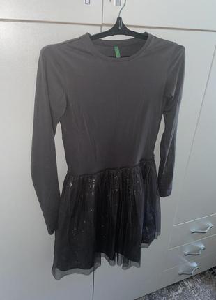 Платье серое с блестками benetton