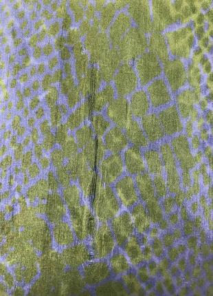 Нежнейший воздушный палантин из натурального шелка в принте змеи8 фото