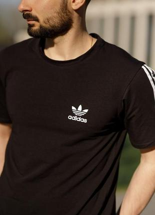 Футболка с лампасами и логотипом адедас, adidas