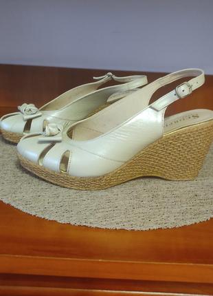 Босоніжки  шкіряні на танкетці  scorpion роз. 39