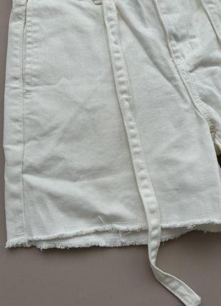 Білі джинсові шорти на високій посадці з необробленим низом2 фото