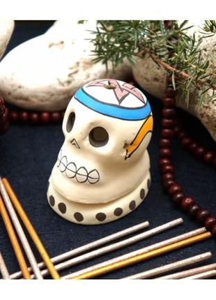 Подставка под конусы "череп" белый No1