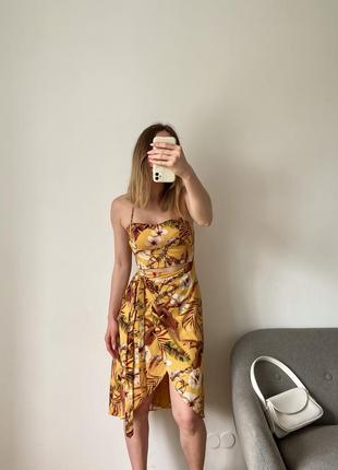 Сатиновое платье с вырезом на талии в цветочный принт5 фото
