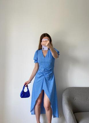 Блакитна сукня асиметричного крою в горошок3 фото