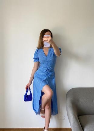 Блакитна сукня асиметричного крою в горошок6 фото