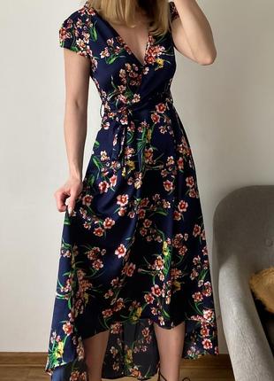 Сатиновое длинное платье асимметричного кроя в цветочный принт