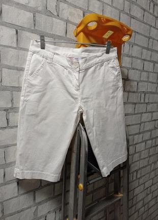 Натуральные белые шорты на стойного парня или подростка