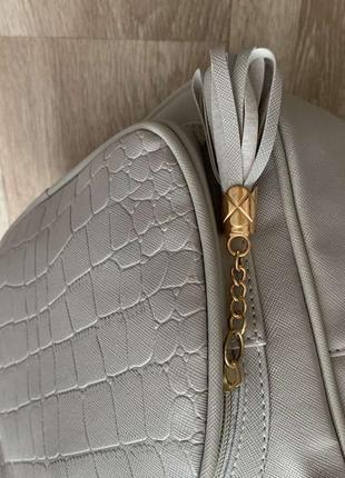 Женский городской рюкзак в стиле рептилии с веночком серый7 фото