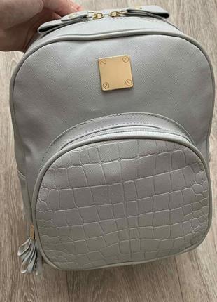 Женский городской рюкзак в стиле рептилии с веночком серый9 фото
