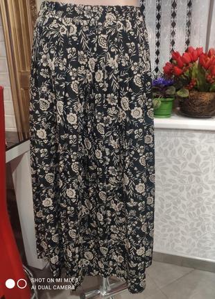 Тонкая юбка в бановую складку 4 см. черная, с бежевым рисунком, без подкладки.3 фото