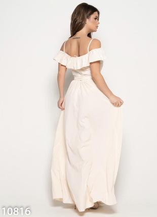 Молочное длинное платье с открытыми плечами3 фото