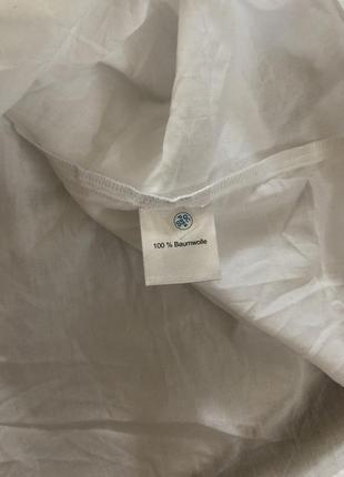 Женская белоснежная блузка с волнистыми рюшами по плечам5 фото