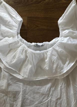 Женская белоснежная блузка с волнистыми рюшами по плечам4 фото