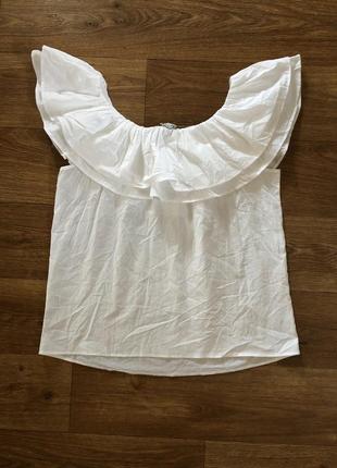 Женская белоснежная блузка с волнистыми рюшами по плечам3 фото