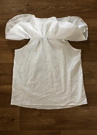 Женская белоснежная блузка с волнистыми рюшами по плечам2 фото