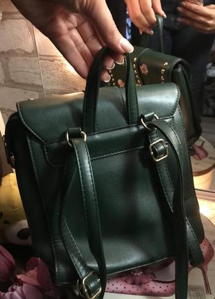 Эффектный зеленый рюкзак-сумка в заклкпки6 фото