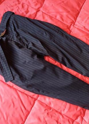 Качественное, шикарные, зауженные брюки в мелкую полоску с поясом6 фото