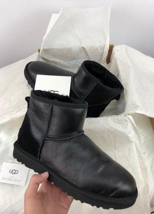 Шикарные женские ugg mini из кожи в черном цвете (осень-зима-весна)😍