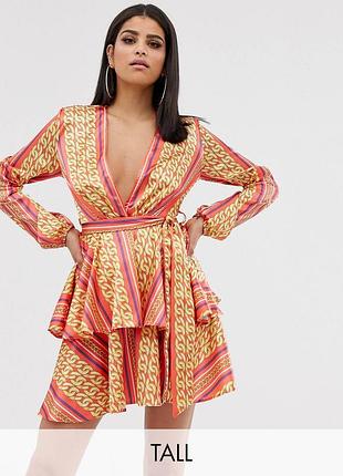 Короткое приталенное платье с глубоким вырезом и принтом в виде цепей оранжевого цвета john zack